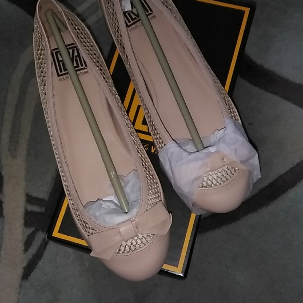 NEW IN BOX! POUR LA VICTOIRE ‘KELLEN’ CREAM BALLET FLATS. LEATHER. SIZE 8.5M.